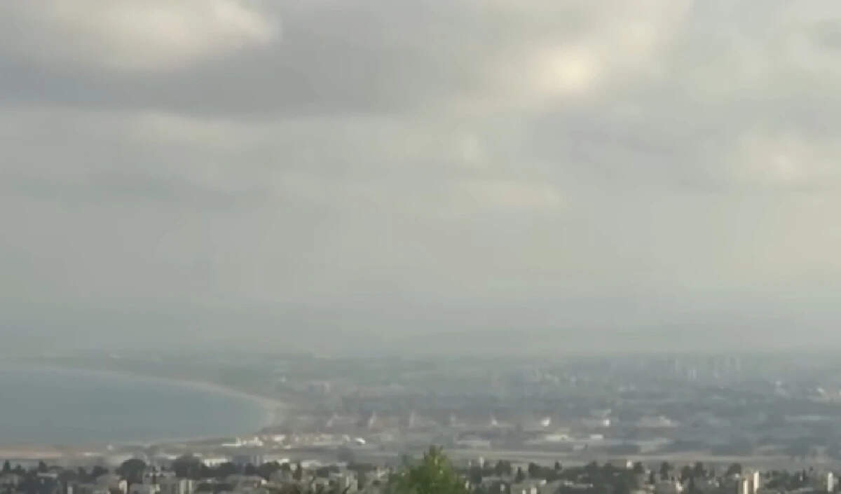 दुबई में मिसाइल हमलों की चेतावनी के बीच इमारत को नुकसान