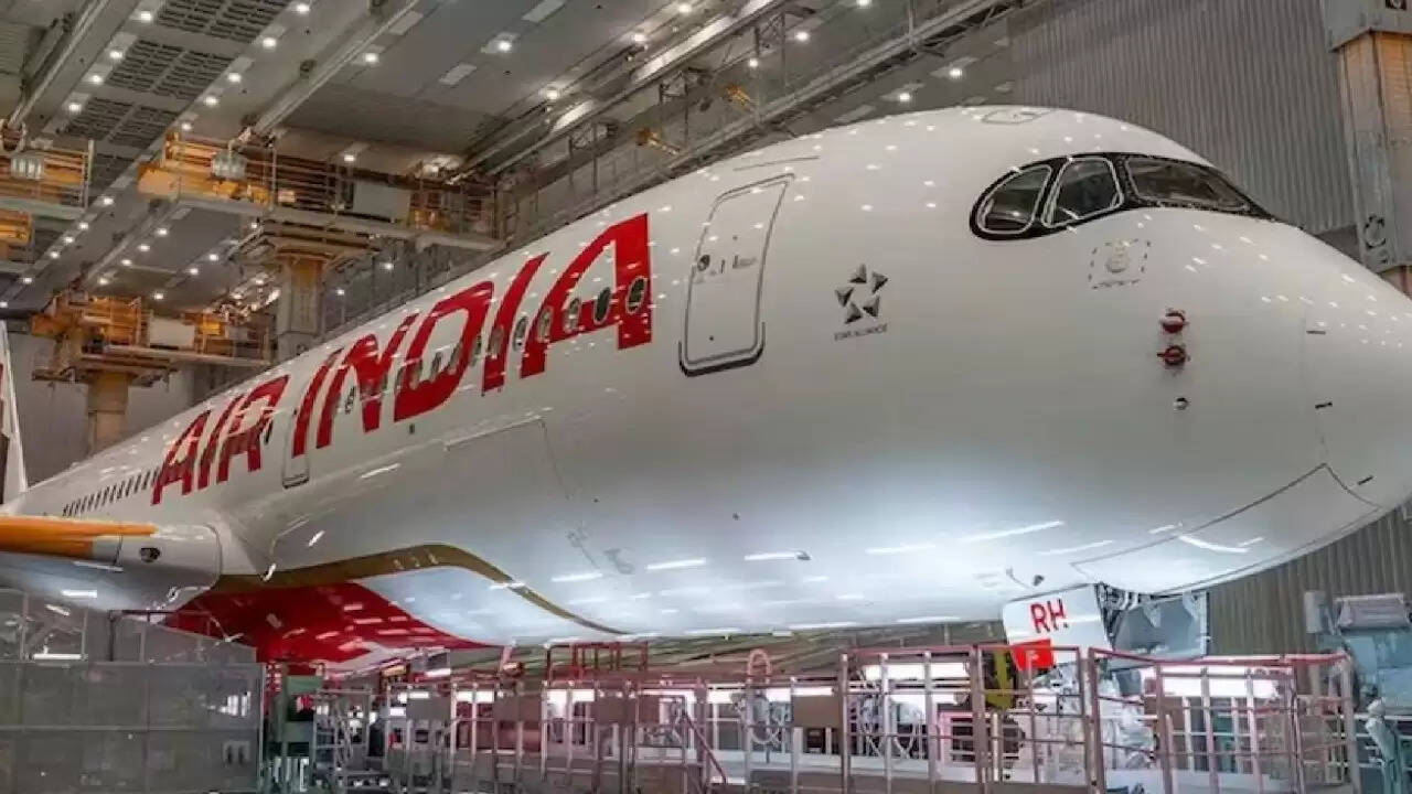 एयर इंडिया ने विमानों की उड़ानों में अस्थायी कटौती की घोषणा की