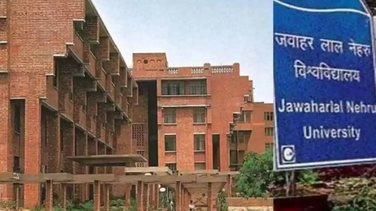 JNU में सियासी टकराव: छात्रों और प्रशासन के बीच बढ़ी तनातनी