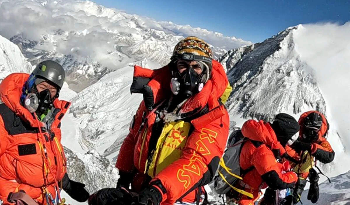 माउंट एवरेस्ट पर बर्फीले तूफान से फंसे लोगों को बचाने का अभियान जारी