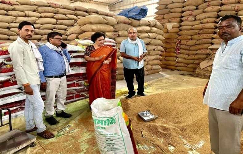 जबलपुरः कृषि अधिकारियों ने किया बीज उत्पादक समिति की ग्रेडिंग यूनिट का निरीक्षण
