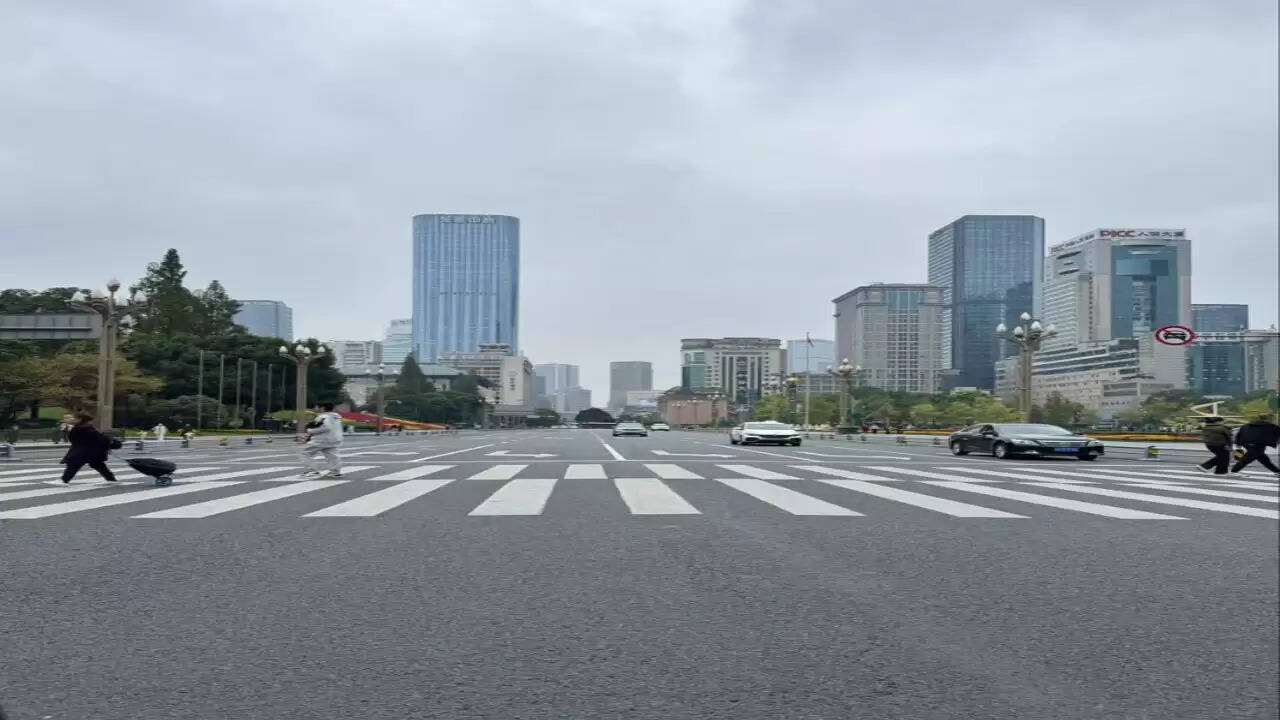 सोशल मीडिया पर चीन की सड़कों की चर्चा: भारतीय महिला की यात्रा से उठी बहस