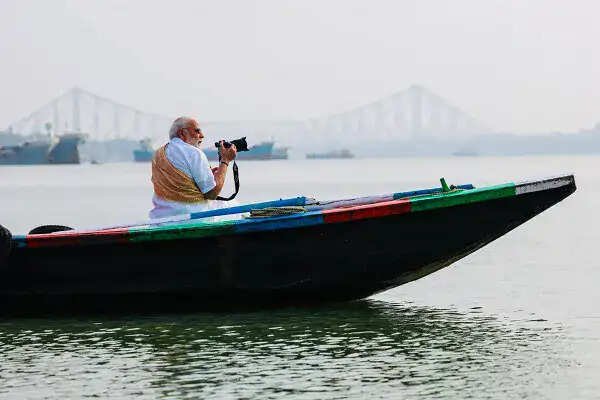 प्रधानमंत्री मोदी ने हुगली नदी के तट पर बिताया समय, गंगा की महत्ता पर की चर्चा
