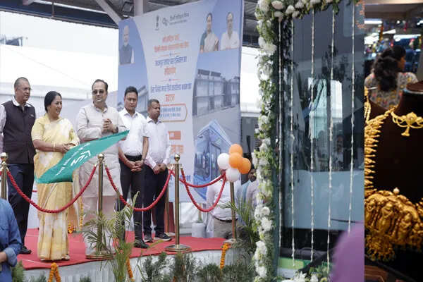 दिल्ली में इलेक्ट्रिक बसों का नया युग: मुख्यमंत्री रेखा गुप्ता की पहल