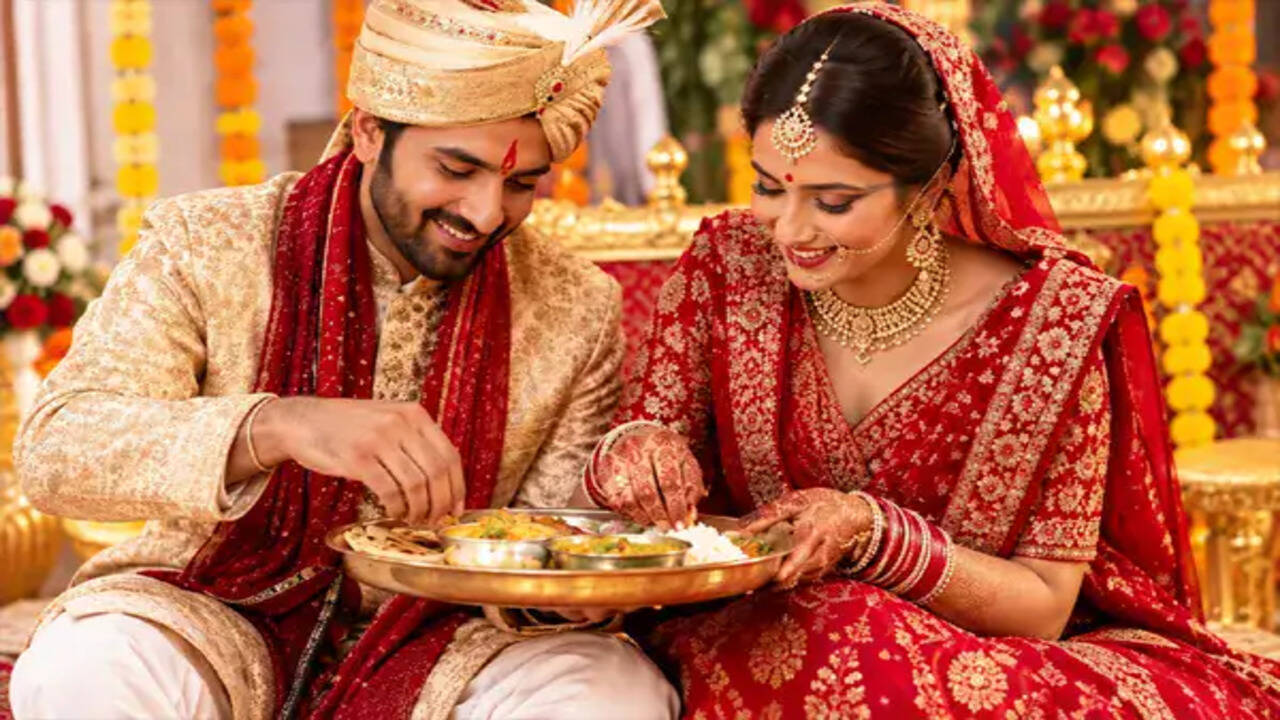 भारतीय शादियों में दूल्हा, दुल्हन का एक थाली में भोजन करने की परंपरा के पीछे का रहस्य