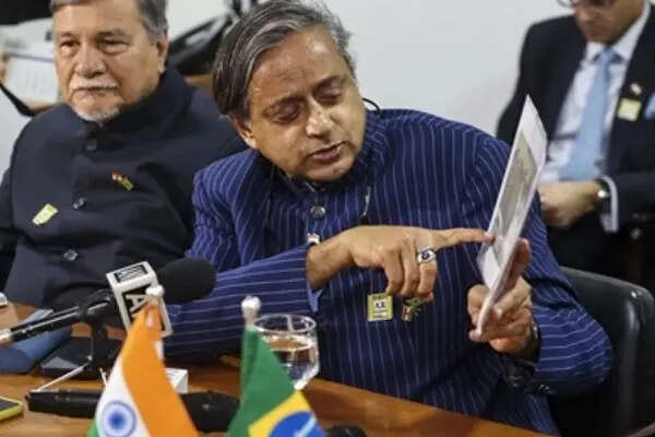 शशि थरूर ने यूएनएससी में आतंकवाद के समर्थन पर पाकिस्तान और चीन को घेरा