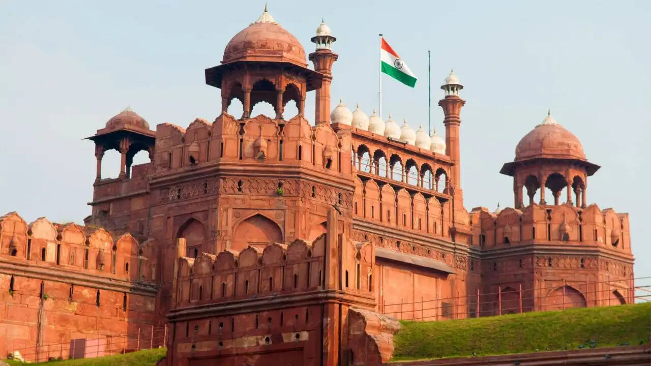 दिल्ली में आतंकी खतरे की चेतावनी: लाल किला और प्रमुख मंदिरों पर नजर