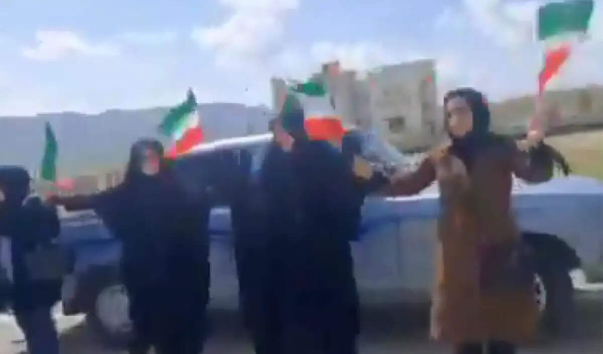 इलाम में मानव श्रृंखला: ईरान ने ट्रंप की धमकियों का किया विरोध