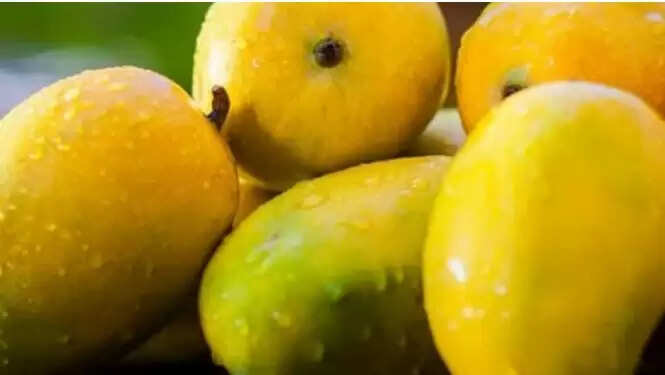 आम के साथ खाने में सावधानी: जानें क्या न मिलाएं
