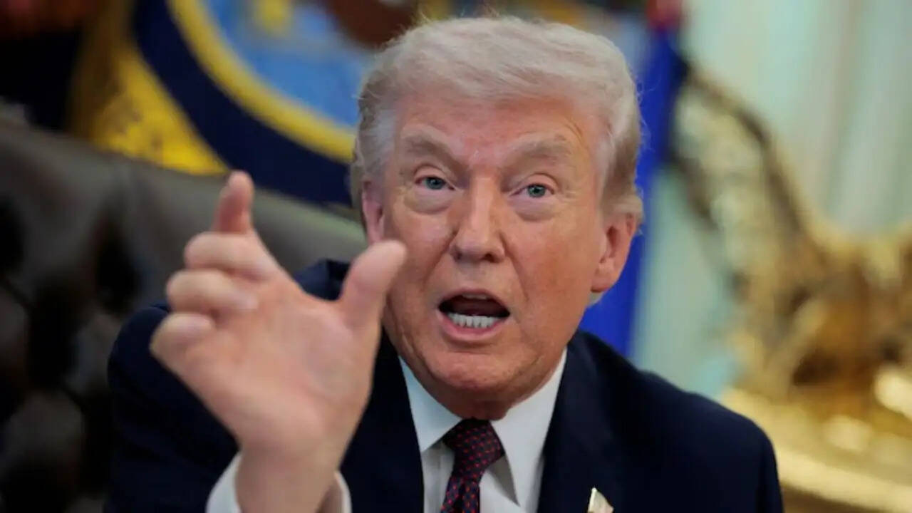 डोनाल्ड ट्रंप का बड़ा फैसला: पेटेंटेड दवाओं पर 100% टैरिफ, क्या होगा वैश्विक बाजार पर असर?