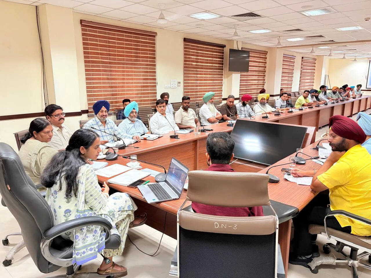 पौधारोपण के लिए उपायुक्त का निर्देश, गर्मी से राहत के लिए जरूरी कदम
