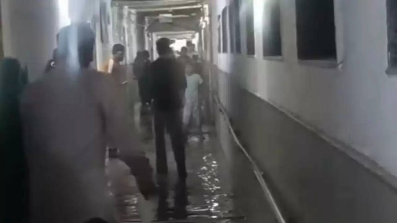 दिल्ली के सफदरजंग अस्पताल में जलभराव की समस्या, मरीजों को हो रही कठिनाई