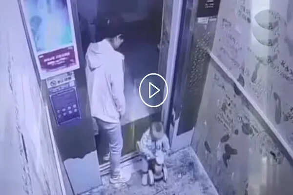 लिफ्ट में फंसे बच्चे का वीडियो: माता-पिता के लिए एक चेतावनी