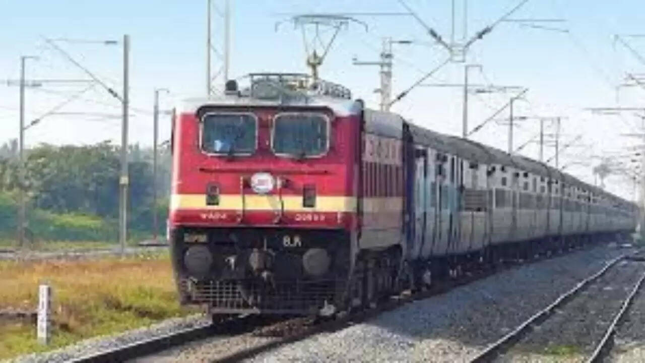 संपर्क क्रांति एक्सप्रेस में दिनदहाड़े लूट: यात्रियों की सुरक्षा पर उठे सवाल