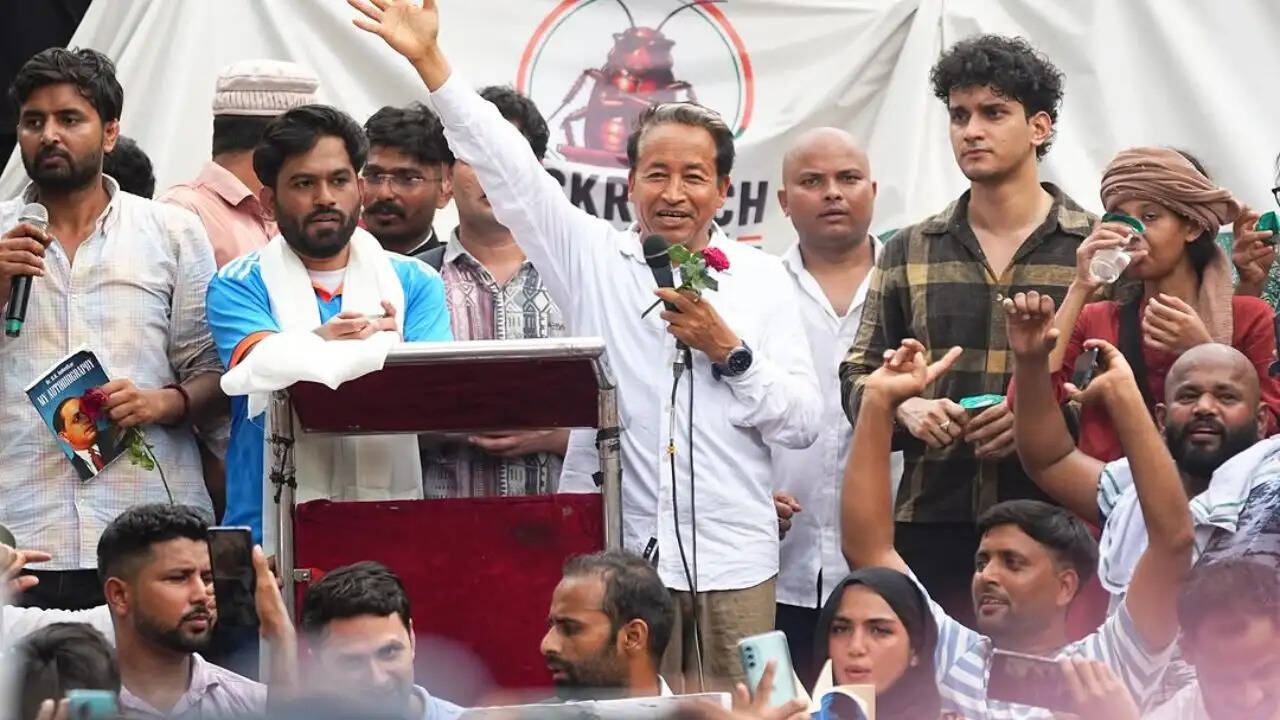 दिल्ली में 'कॉक्रोच जनता पार्टी' का अनोखा प्रदर्शन: शिक्षा मंत्री के इस्तीफे की मांग