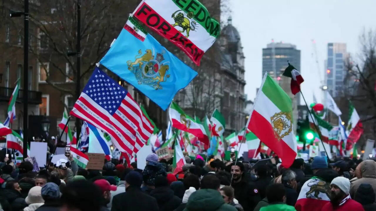 ईरान में बढ़ते विरोध प्रदर्शनों के बीच अमेरिका ने नागरिकों को दी चेतावनी