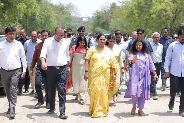 दिल्ली की मुख्यमंत्री रेखा गुप्ता का परिवहन विभाग का निरीक्षण