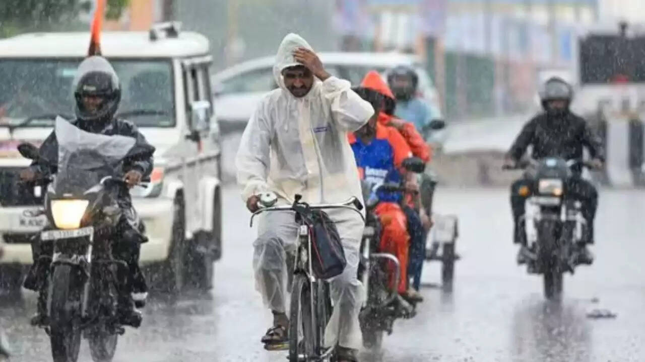 दिल्ली में भारी बारिश से जलभराव और ट्रैफिक जाम, IMD ने जारी किया अलर्ट