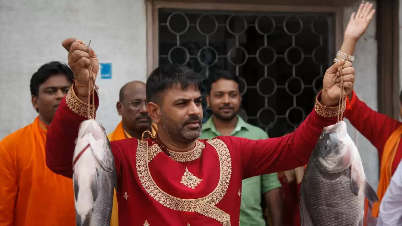 पश्चिम बंगाल में मछली खाने पर सियासत: बीजेपी और TMC के बीच टकराव