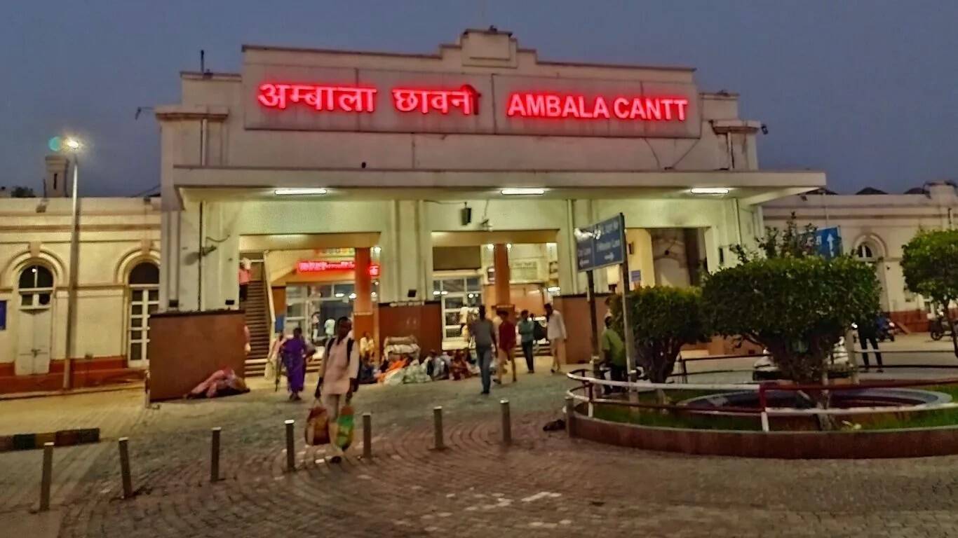अम्बाला कैंट रेलवे स्टेशन पर प्रीपेड टैक्सी बूथ की आवश्यकता