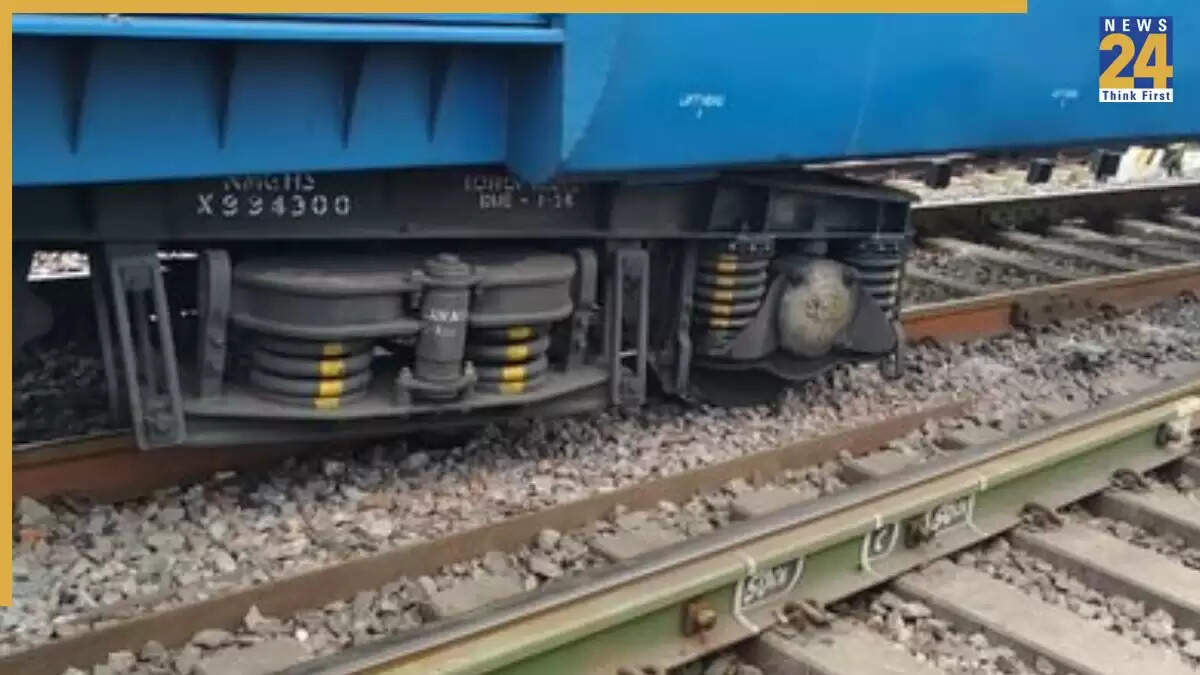 छत्तीसगढ़ में मालगाड़ी के पटरी से उतरने से ट्रेन सेवाएं प्रभावित