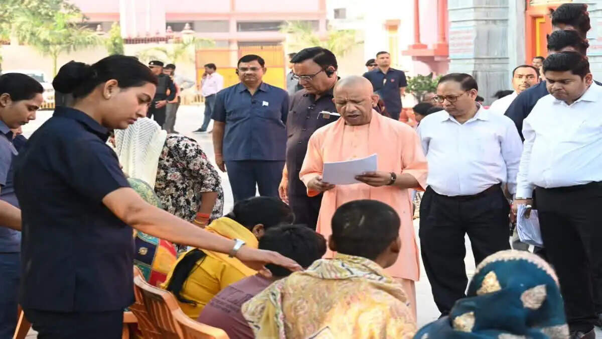 मुख्यमंत्री योगी आदित्यनाथ का जनता दर्शन कार्यक्रम: 200 फरियादियों से मिले
