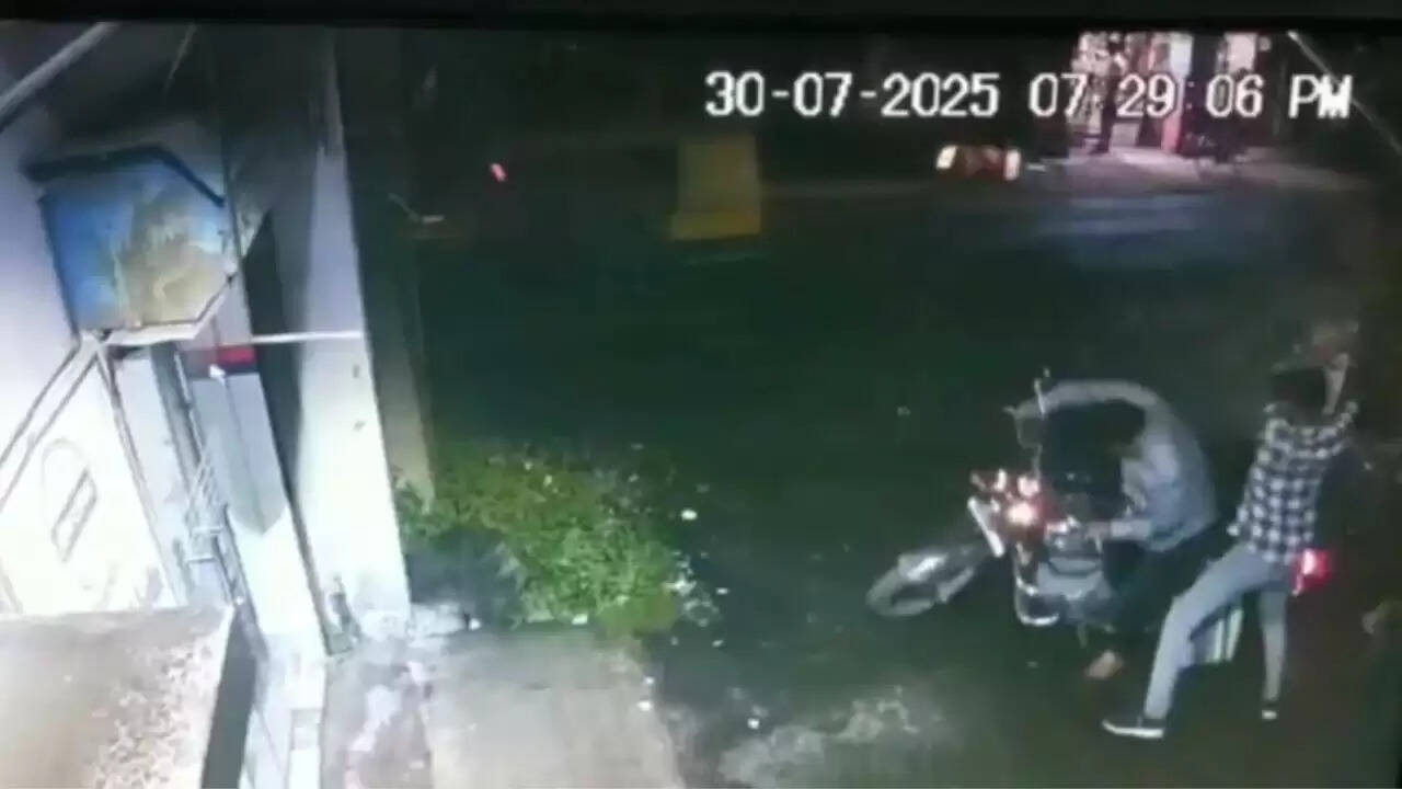 पश्चिम बंगाल में तृणमूल नेता की हत्या: CCTV फुटेज में दिखा खौफनाक मंजर