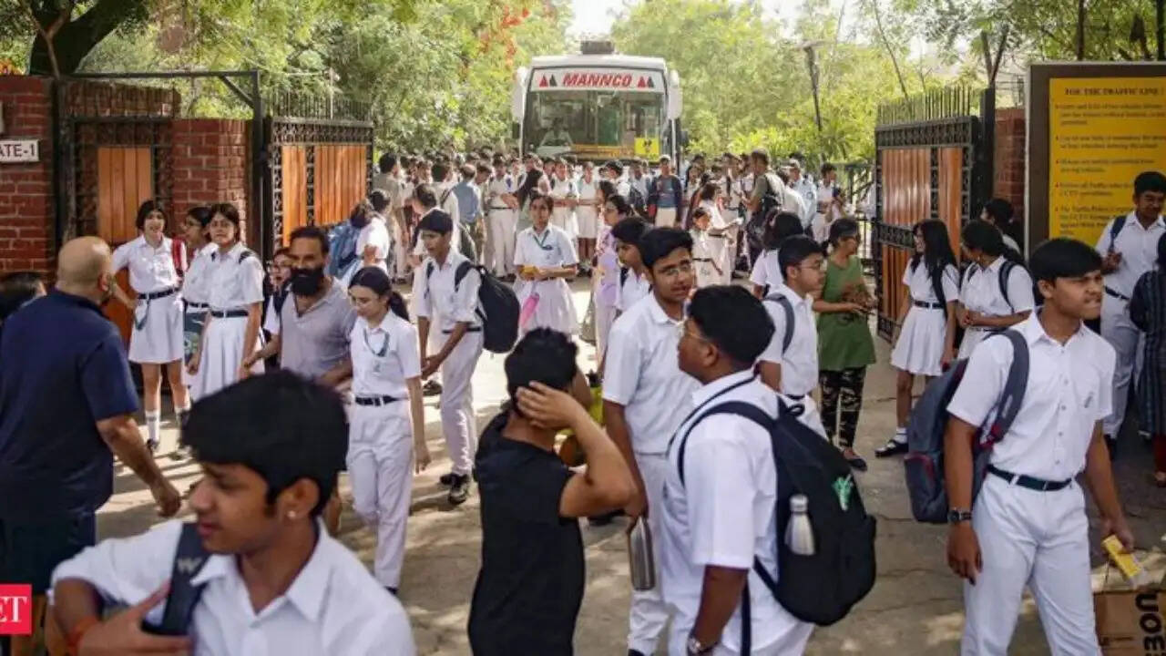 दिल्ली के स्कूलों में बम की धमकी, सुरक्षा बढ़ाई गई