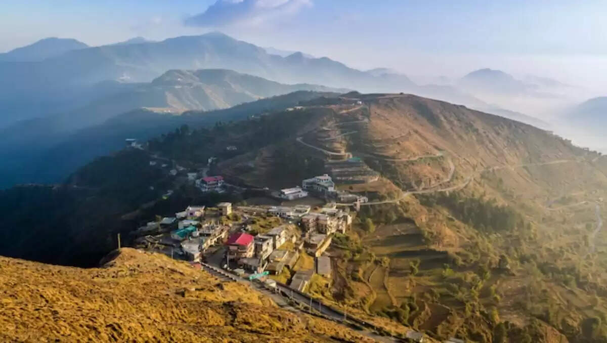 देहरादून के पास छिपे हिल स्टेशनों की खोज: बारिश में अद्भुत नज़ारे