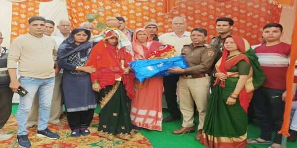 गुरुग्राम: बेटी के जन्म पर थाना प्रभारी ने मां-बेटी को किया सम्मानित