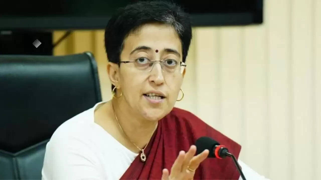 दिल्ली में AAP का जोरदार विरोध: स्कूल फीस बिल पर उठाए सवाल