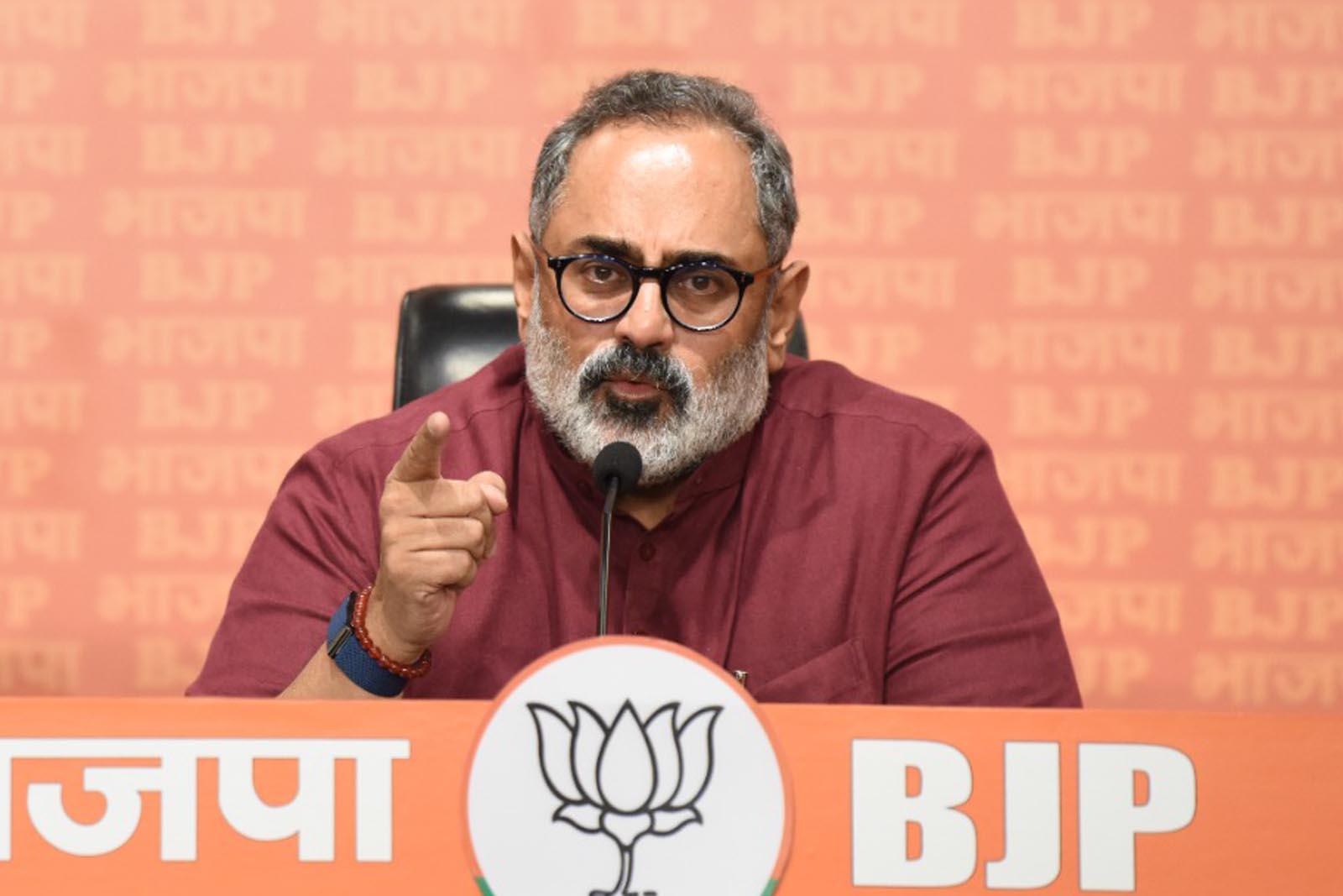 पूर्व केंद्रीय मंत्री राजीव चंद्रशेखर 02 अगस्त को भाजपा मुख्यालय में एक प्रेस कॉन्फ्रेंस को संबोधित करते हुए।