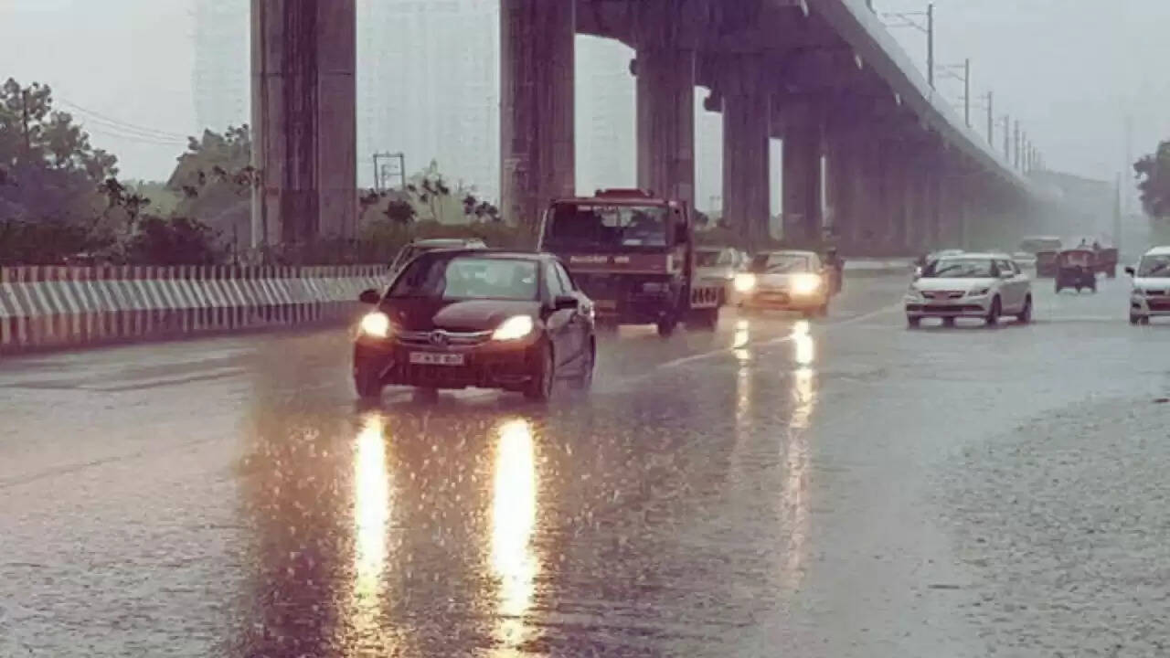 दिल्ली-NCR में बारिश का असर: उमस से मिली राहत और ठंडी हवाओं का स्वागत