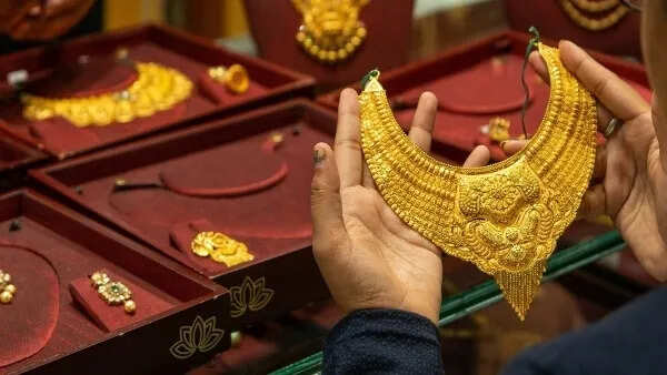 सोने की कीमतों में 10,000 रुपये की बढ़ोतरी की आशंका