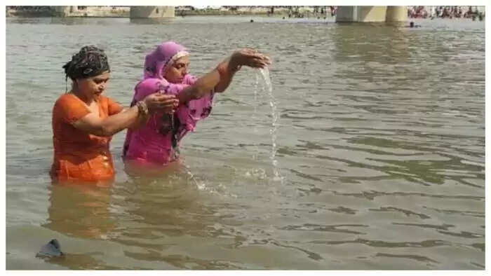 क्या मासिक धर्म में महिलाएं गंगा स्नान कर सकती हैं? जानें धार्मिक और वैज्ञानिक दृष्टिकोण