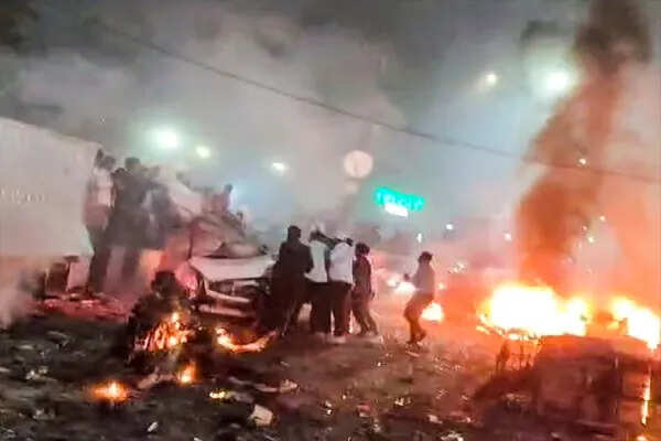 दिल्ली में लाल किले के पास धमाका, 8 की मौत, हाई अलर्ट जारी