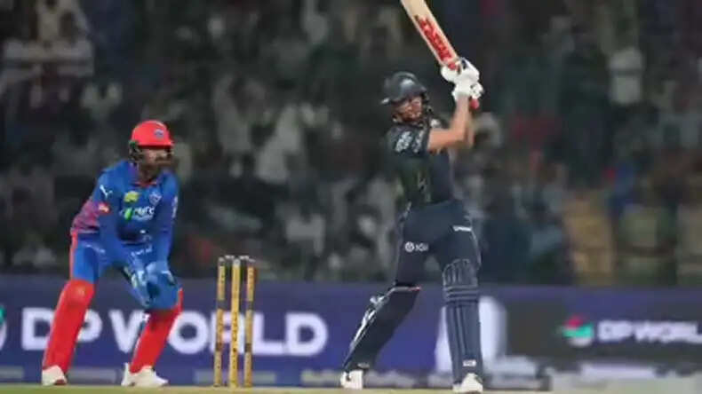 गुजरात टाइटंस ने दिल्ली को 211 रन का लक्ष्य दिया