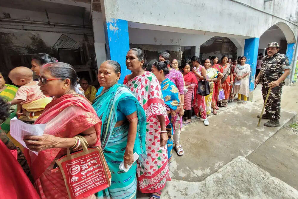 पश्चिम बंगाल विधानसभा चुनाव में मतदान का उत्साह, 90% से अधिक भागीदारी