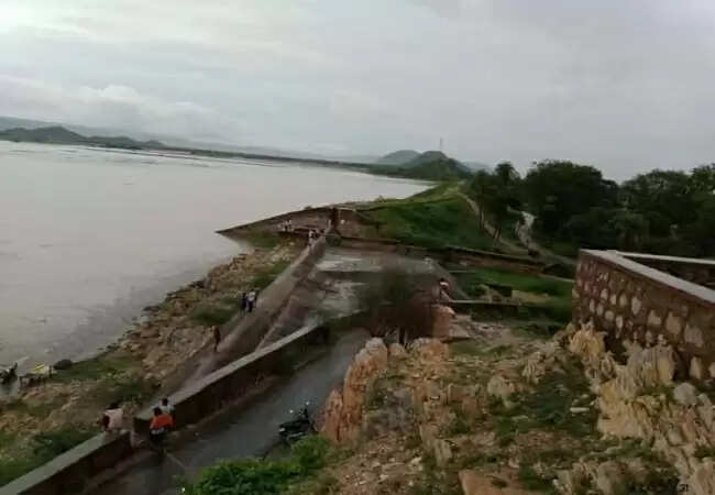 राजस्थान में बाढ़ से तबाही: नाव पलटी, कई लोग लापता