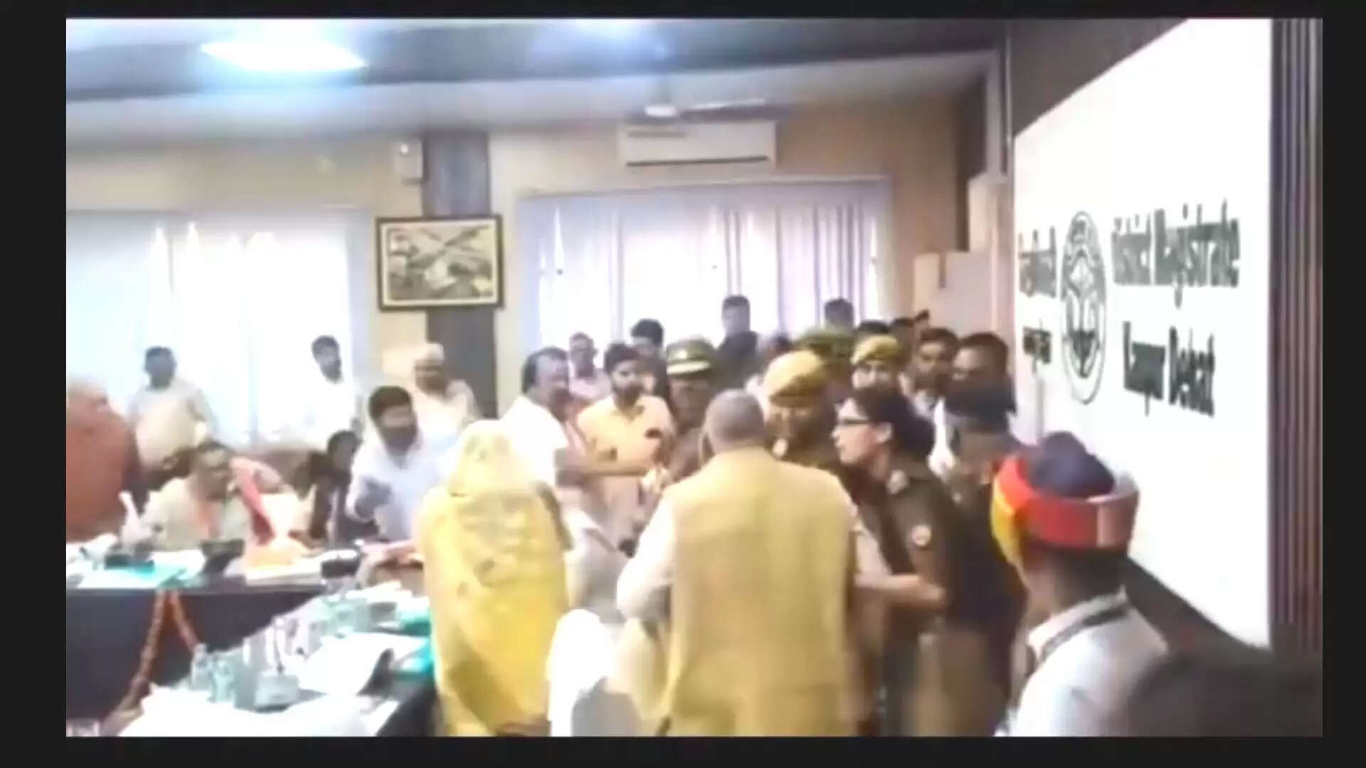 कानपुर देहात में दिशा समिति की बैठक में सांसद और पूर्व सांसद के बीच हिंसक झड़प