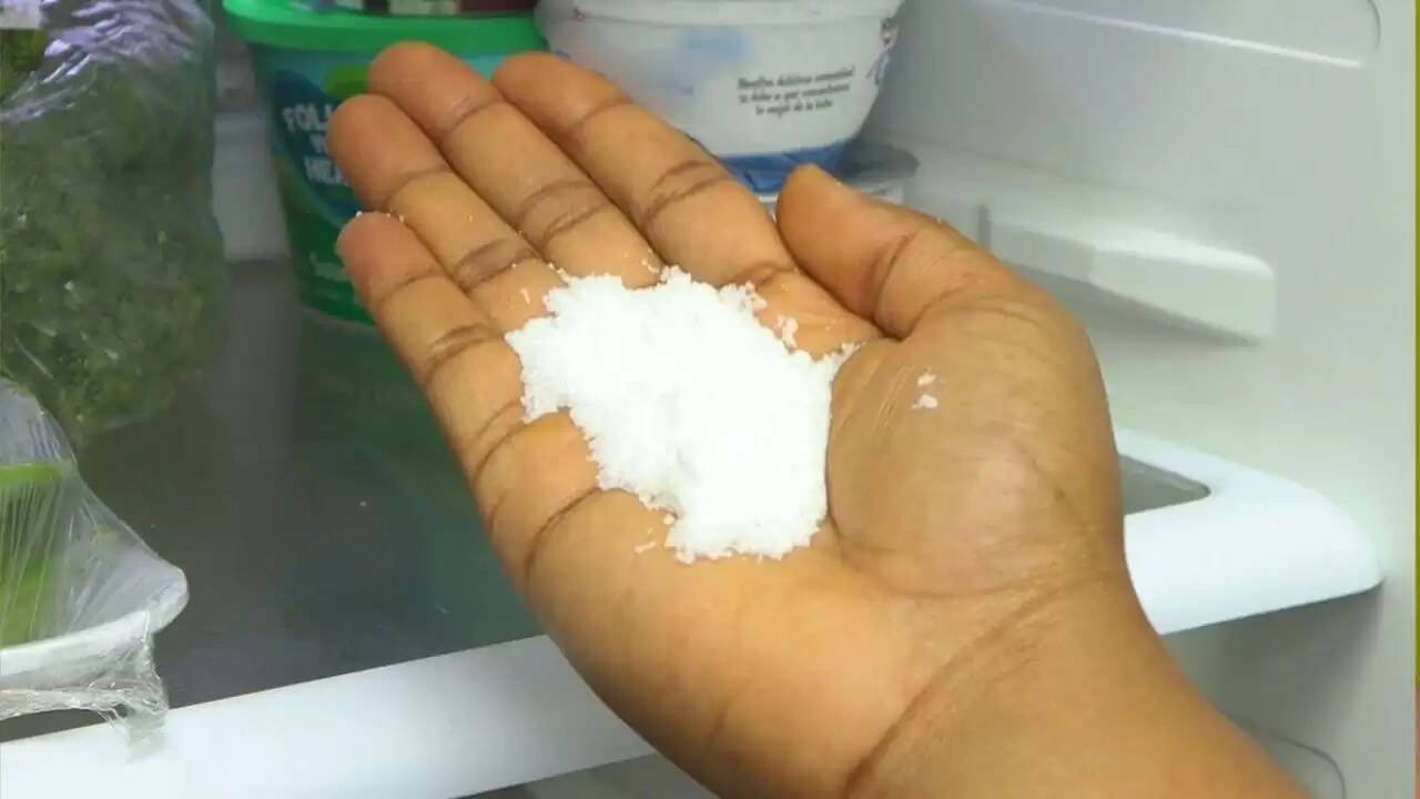 मानसून में फ्रिज की नमी से बचने के लिए नमक का उपयोग
