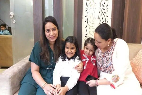 पंजाब की दो बच्चियों ने कला प्रदर्शनी से बाढ़ पीड़ितों के लिए जुटाए पैसे