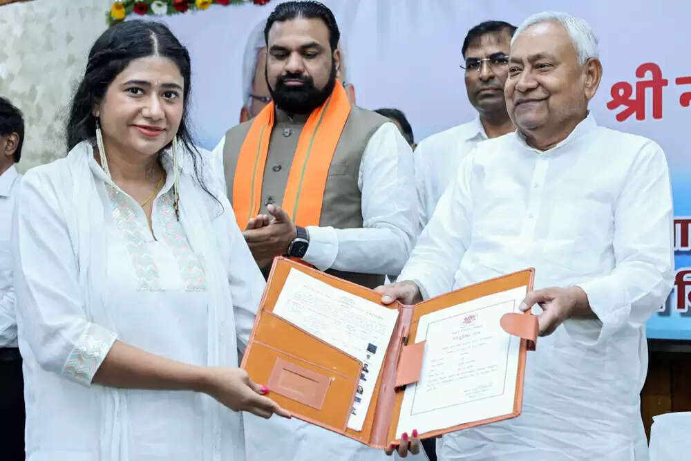 बिहार में 7468 महिला स्वास्थ्य कार्यकर्ताओं की नियुक्ति, मुख्यमंत्री ने सौंपे नियुक्ति पत्र