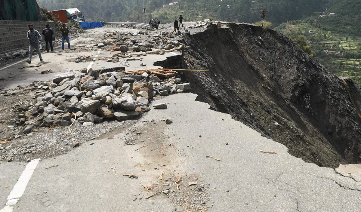 इंडोनेशिया में भूस्खलन से मृतकों की संख्या 23 हुई