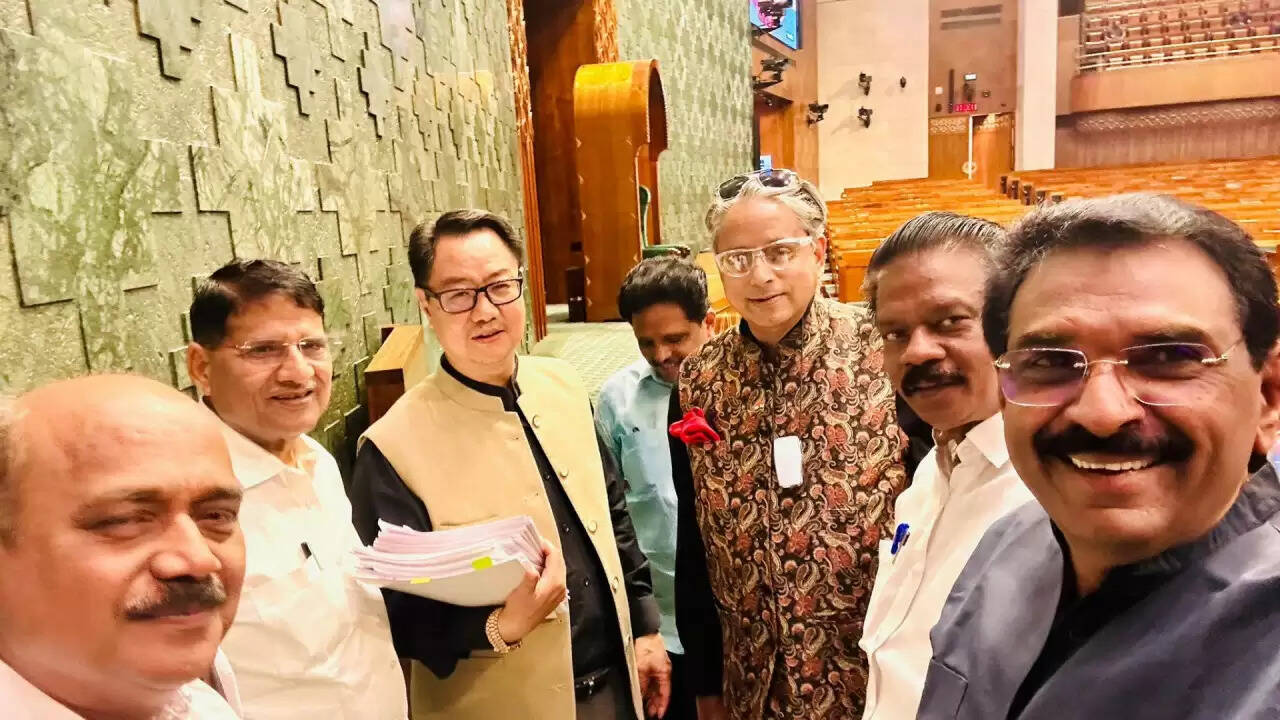 शशि थरूर ने संसद में महिला आरक्षण पर उठाई आवाज़