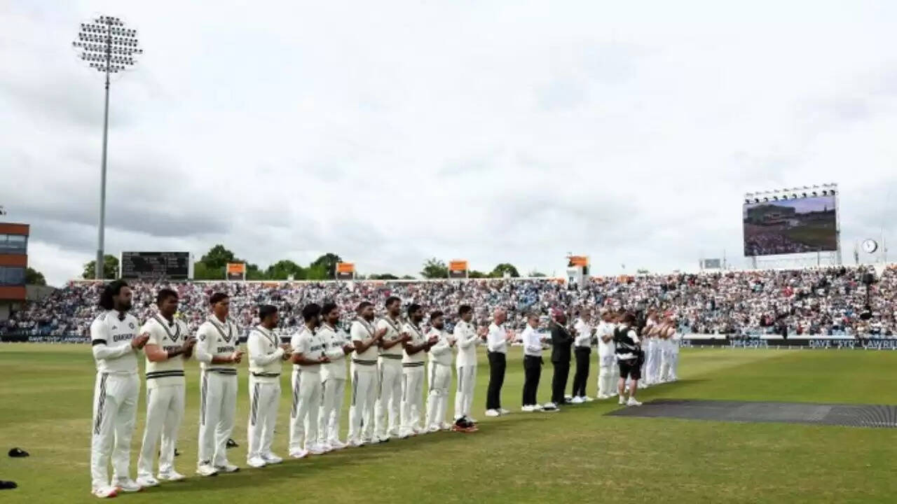 भारत और इंग्लैंड के खिलाड़ियों ने डेविड लॉरेंस को श्रद्धांजलि दी