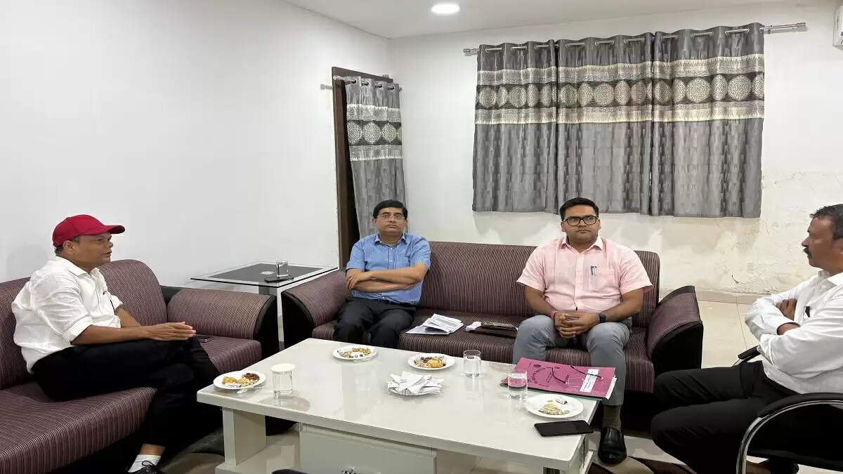 झारखंड सरकार की योजनाओं की समीक्षा: मंत्री चमरा लिंडा ने दिए महत्वपूर्ण निर्देश