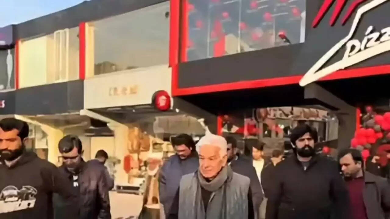 पाकिस्तान में ख्वाजा आसिफ का पिज्जा हट उद्घाटन: अनधिकृत आउटलेट पर विवाद
