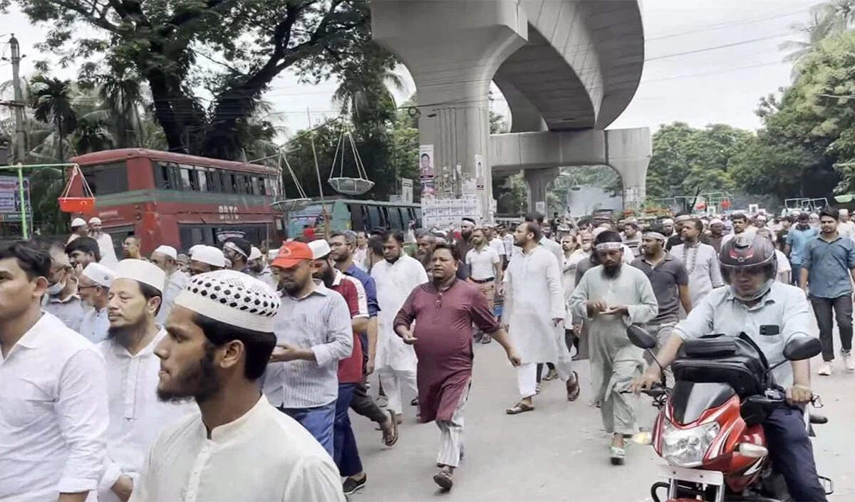ढाका में विद्रोह दिवस पर हजारों की भीड़, शेख हसीना सरकार के खिलाफ प्रदर्शन