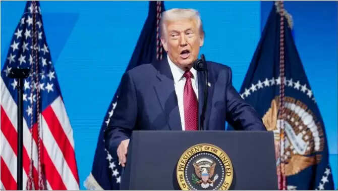 अमेरिका ने 75 देशों के नागरिकों के लिए इमिग्रेंट वीज़ा पर रोक लगाई